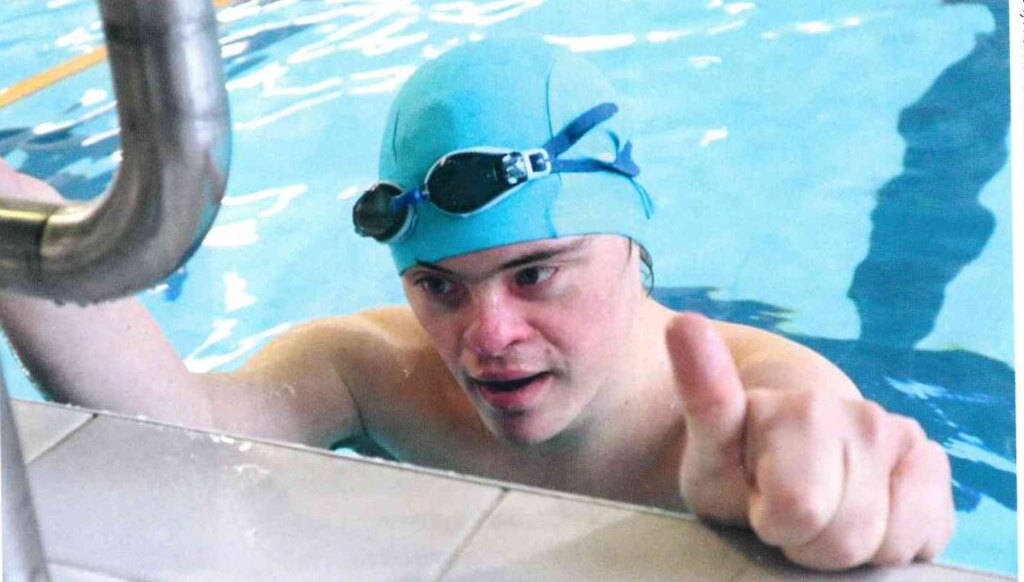 Daniel Skořepa v bazénu na závodech v Jihlavě